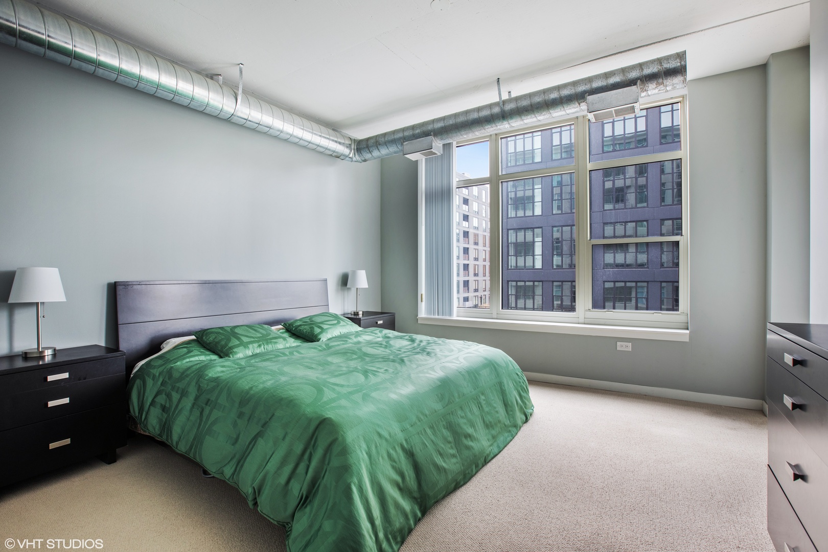 909 West Washington Boulevard, Unit 513 Chicago, IL 60607 - Photo 5 of 16 a bed sitting in a bedroom next to a window