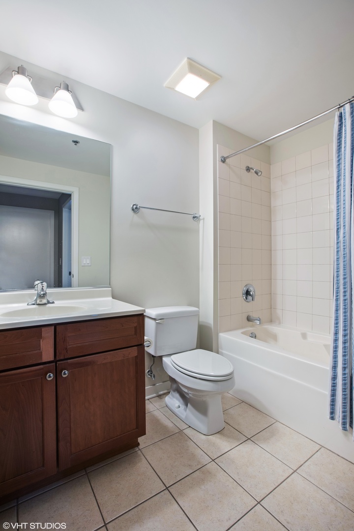 909 West Washington Boulevard, Unit 513 Chicago, IL 60607 - Photo 9 of 16 a bathroom with a sink toilet a mirror and bathtub