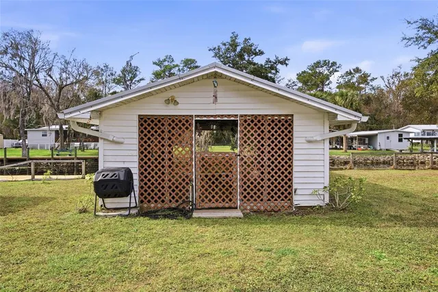 a view of a backyard