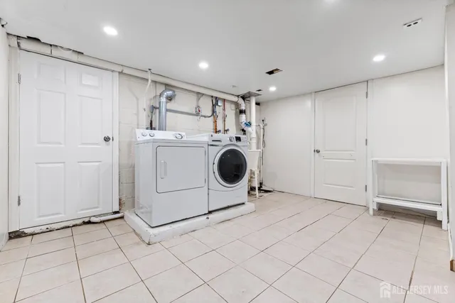 a view of a livingroom with washer and dryer