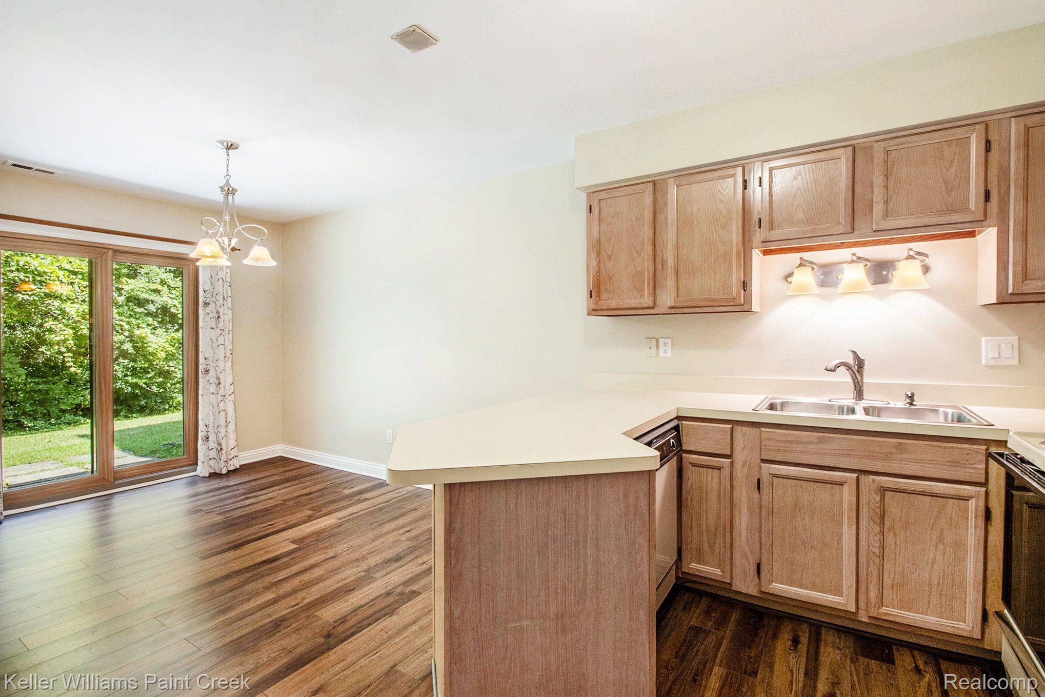2351 Rochelle Park Drive Rochester, MI 48309 - Photo 6 of 20 Kitchen & dining space have new vinyl flooring.