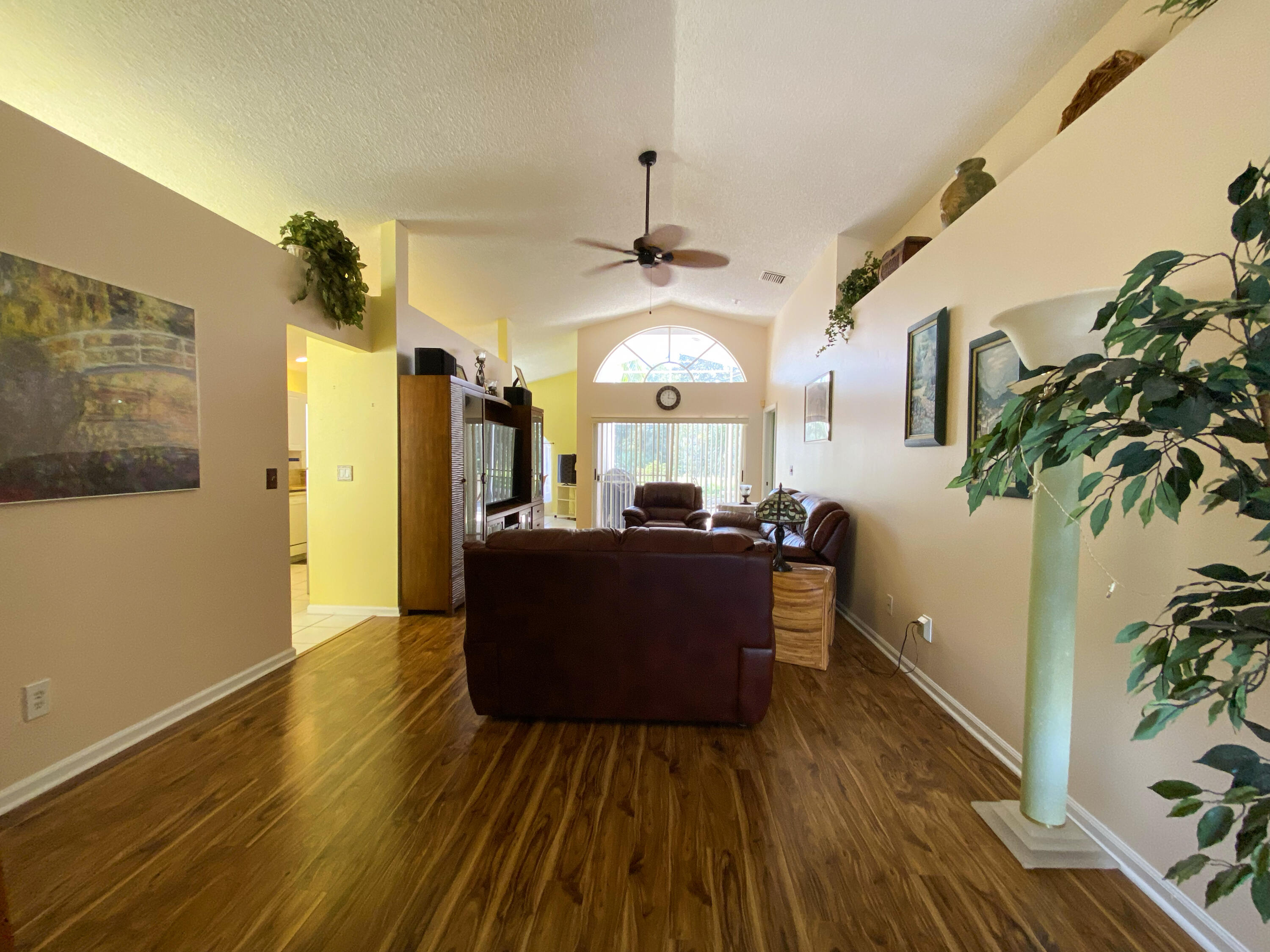 LivingRoom-01