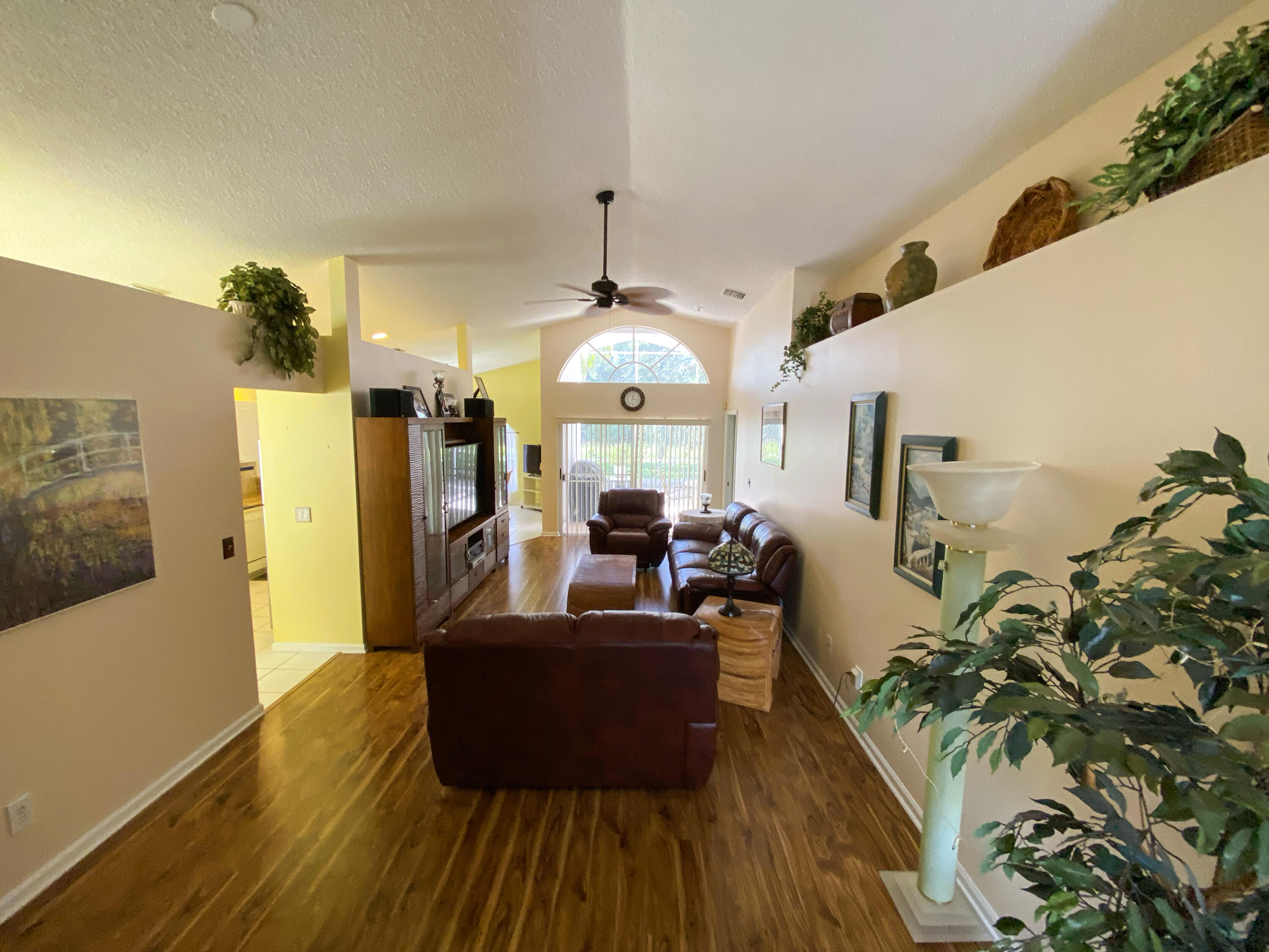 LivingRoom-02