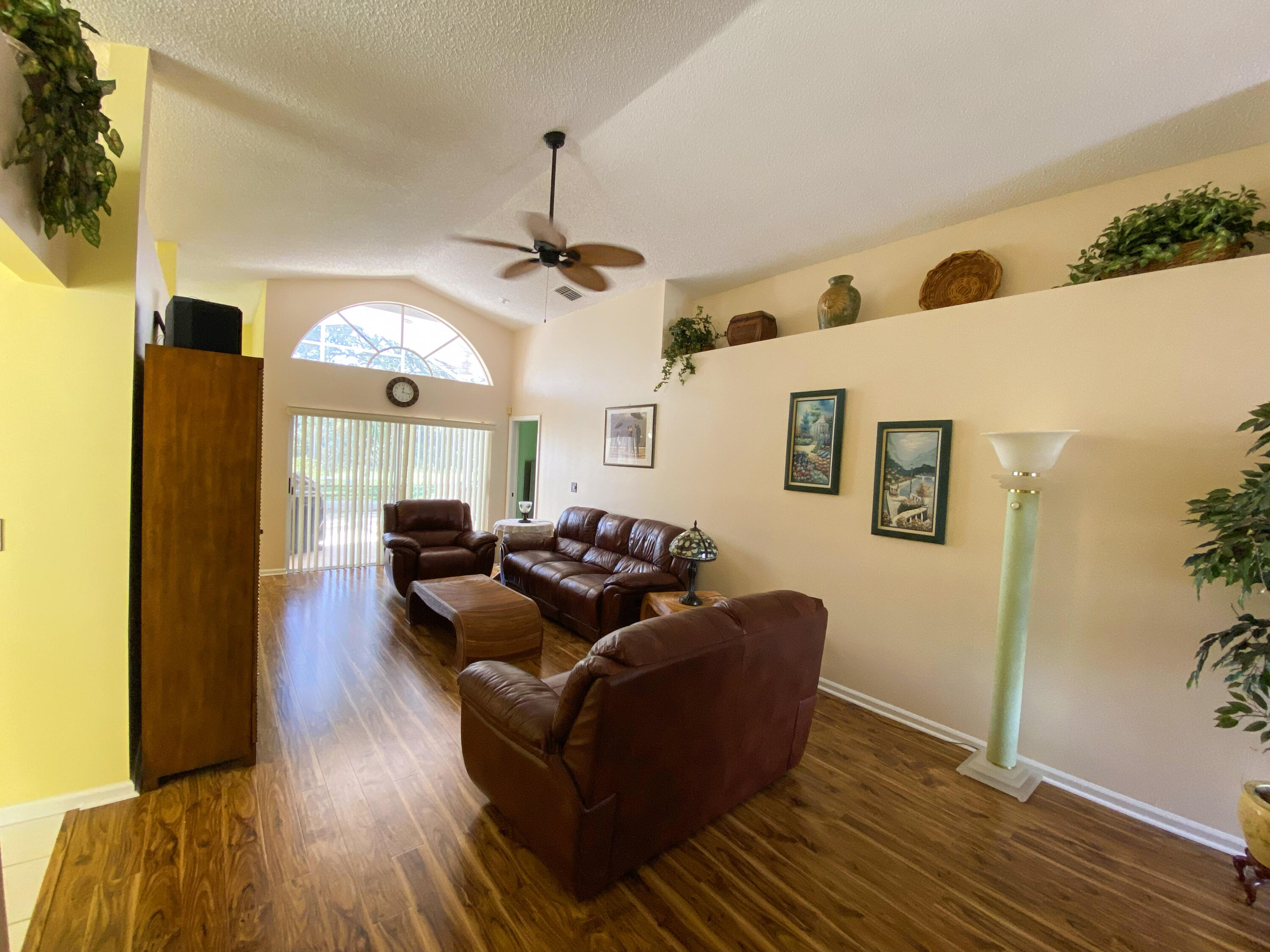 LivingRoom-03