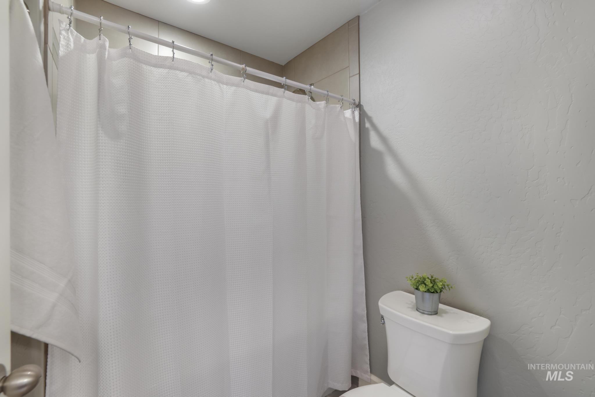 2858 Sunray Loop Twin Falls, ID 83301 - Photo 30 of 45 Bathroom with a shower with curtain and a textured wall