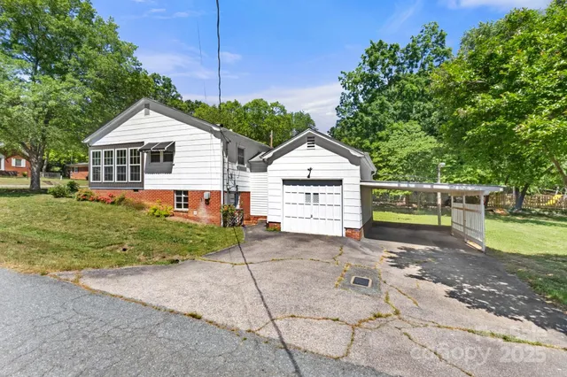 a view of a house with a backyard