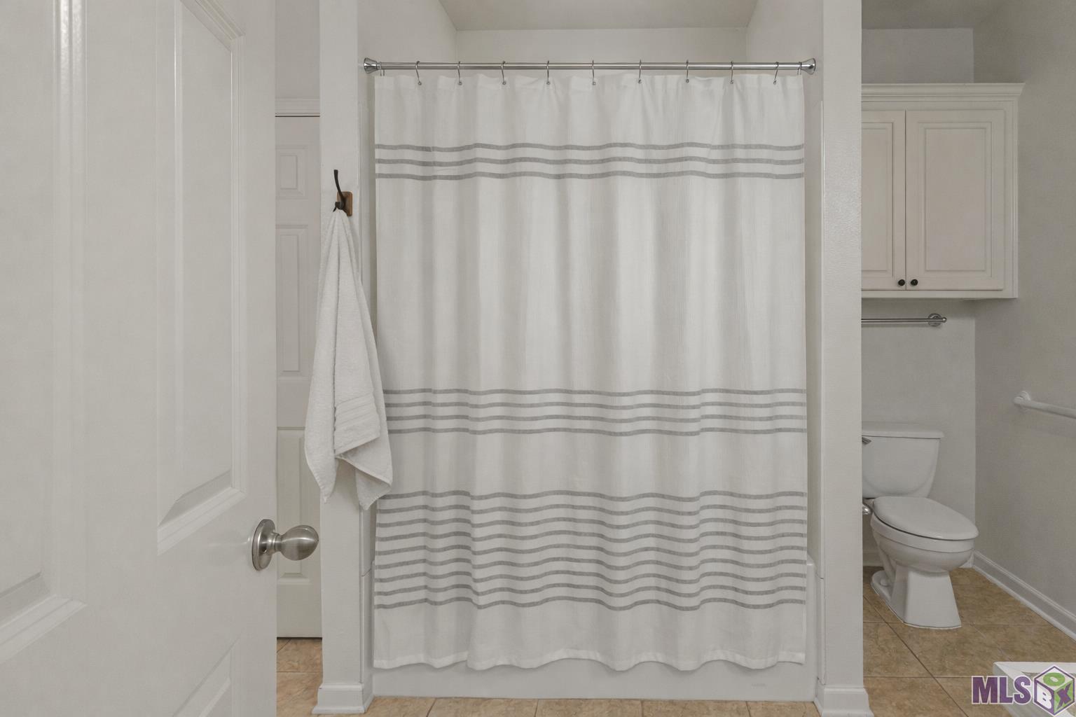 40423 Cross Ridge Avenue Gonzales, LA 70737 - Photo 16 of 26 Virtually staged main bath