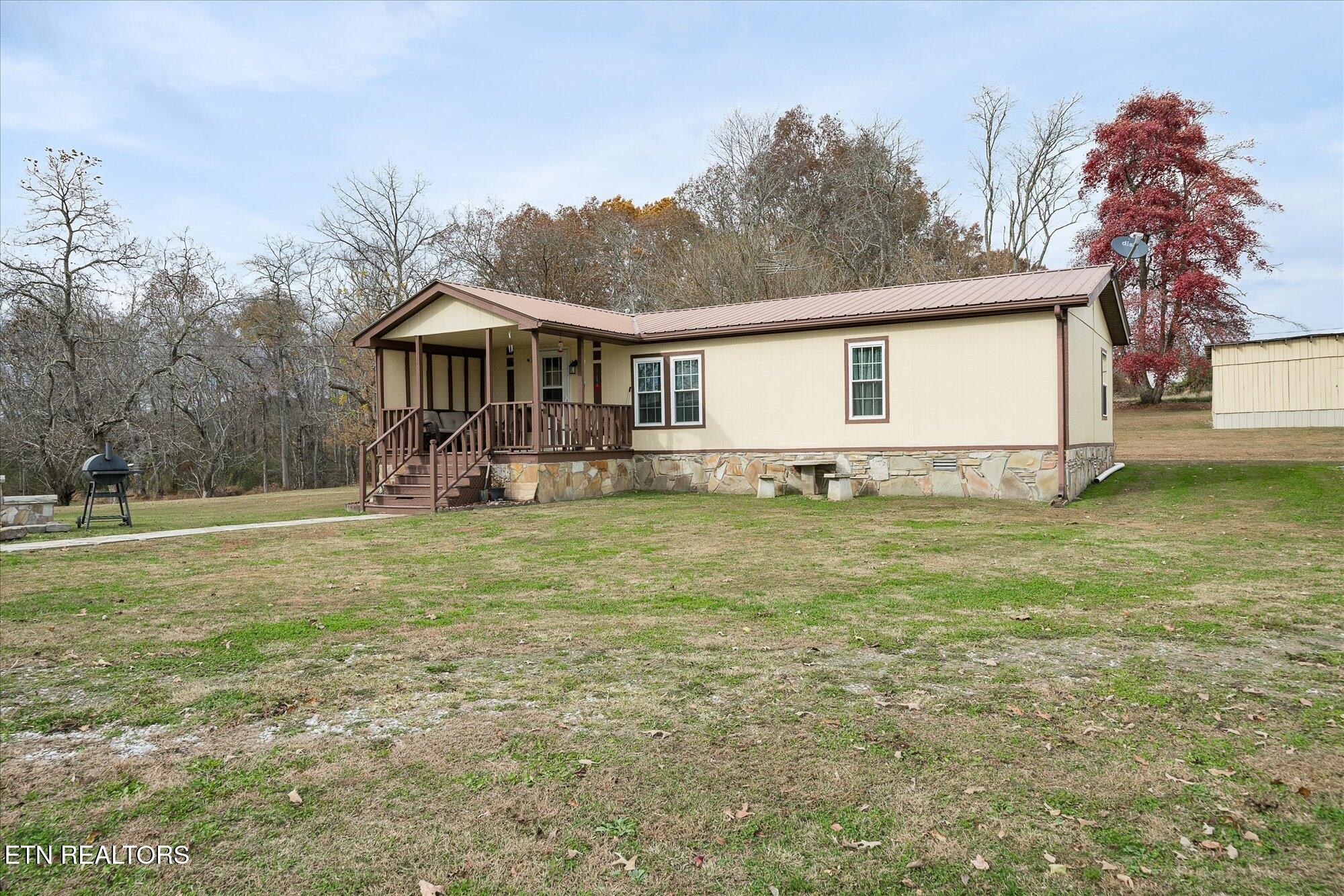 409 West Loop Road Sparta, TN 38583 - Photo 34 of 38 a front view of a house with garden
