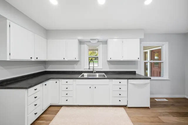 $299,900 | 404 Willow Drive, Belvidere, IL 61008