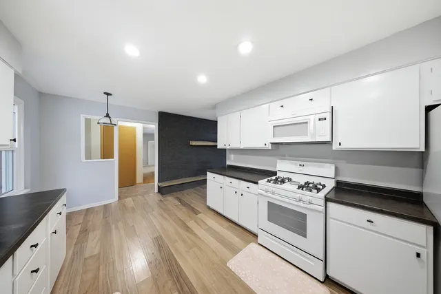 $299,900 | 404 Willow Drive, Belvidere, IL 61008