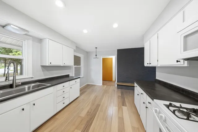 $299,900 | 404 Willow Drive, Belvidere, IL 61008