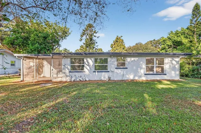 a view of a yard with a house
