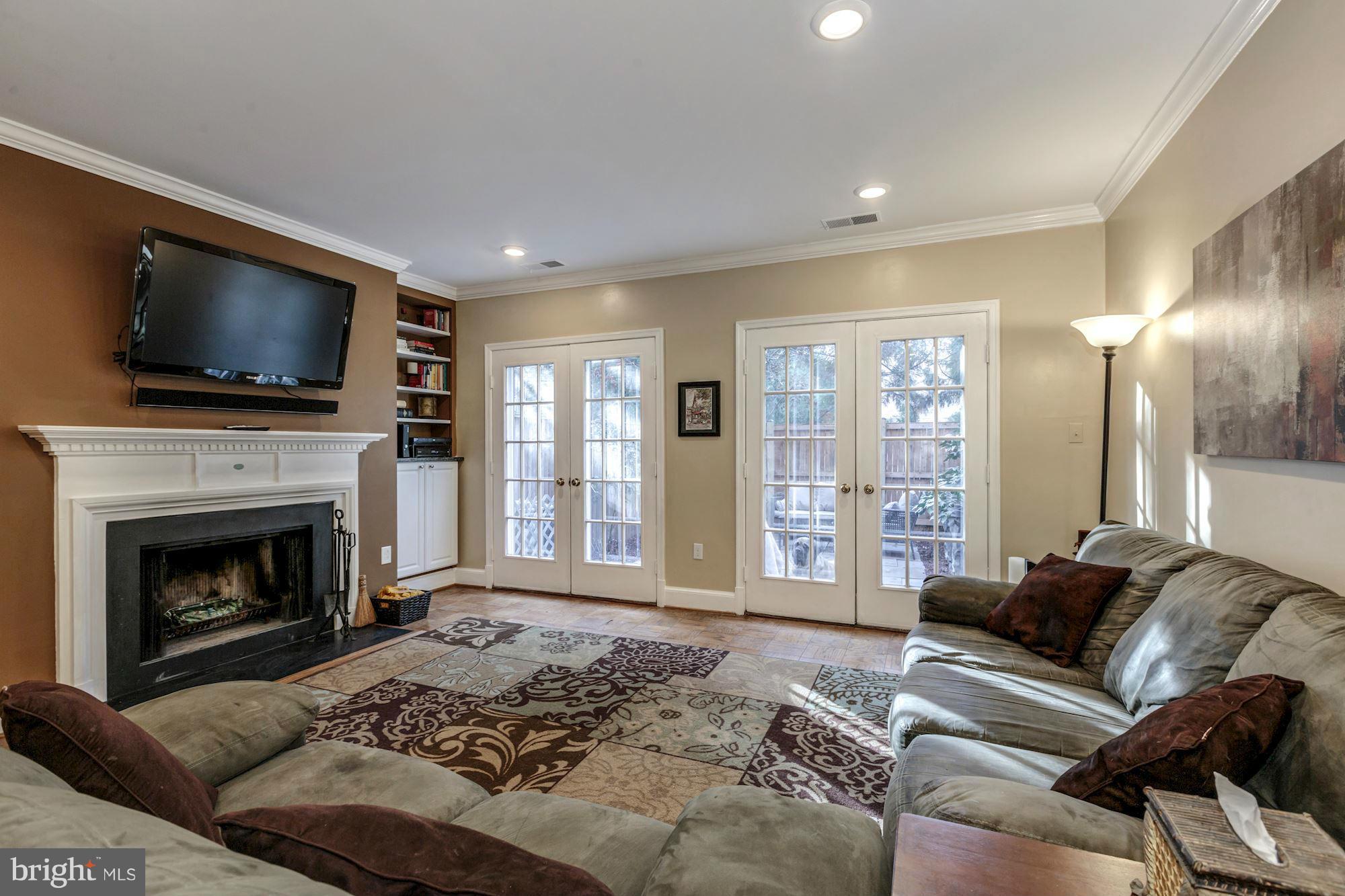 3279 Sutton Place Northwest, Unit D Washington, DC 20016 - Photo 9 of 13 Living Room