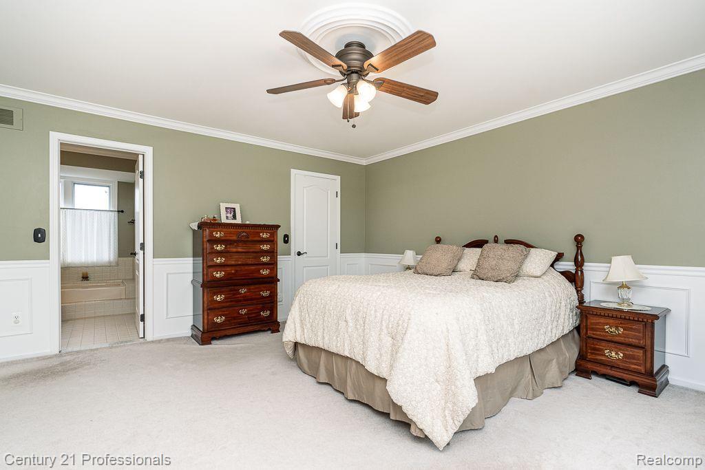 2072 Ridgefield Court Rochester, MI 48306 - Photo 21 of 41 Walk in closet, bathroom, crown & wainscot trim