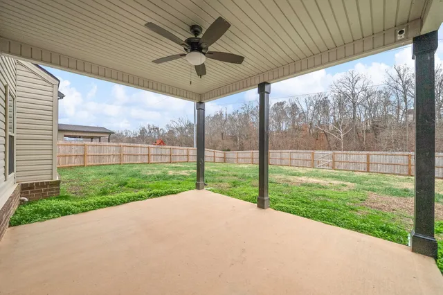 a view of a backyard