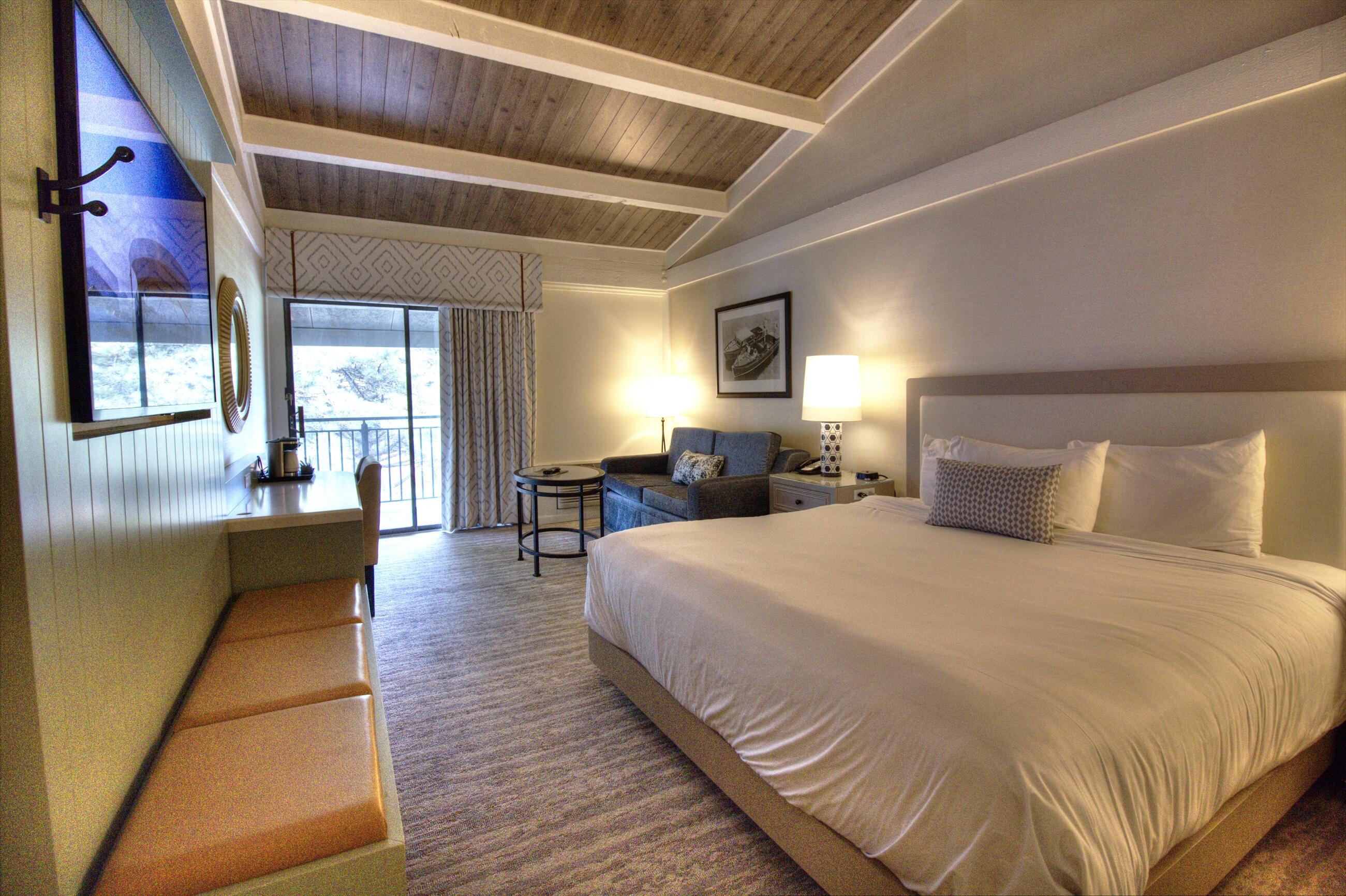 269 Fontana Boulevard, Unit 2369 Fontana, WI 53125 - Photo 9 of 17 Room-3