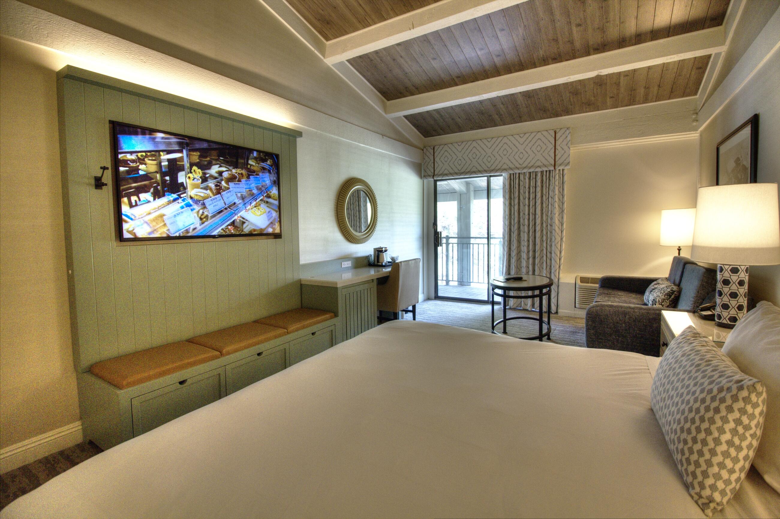 269 Fontana Boulevard, Unit 2369 Fontana, WI 53125 - Photo 10 of 17 Room-4