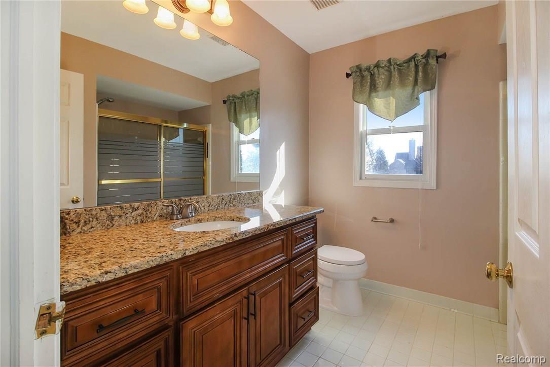 3079 Lexham Lane Rochester, MI 48309 - Photo 25 of 37 IMG_2883_blended.jpg