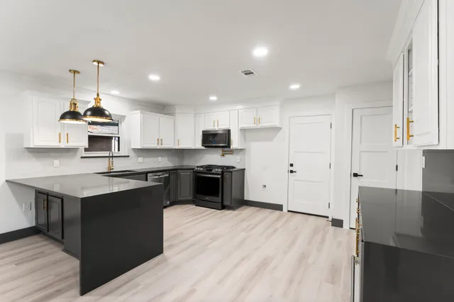 $2,500 | 26 East Woodtimber Court, Spring, TX 77381