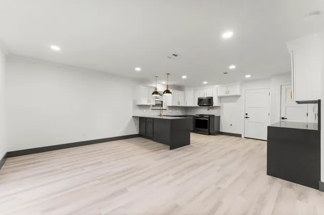 $2,500 | 26 East Woodtimber Court, Spring, TX 77381