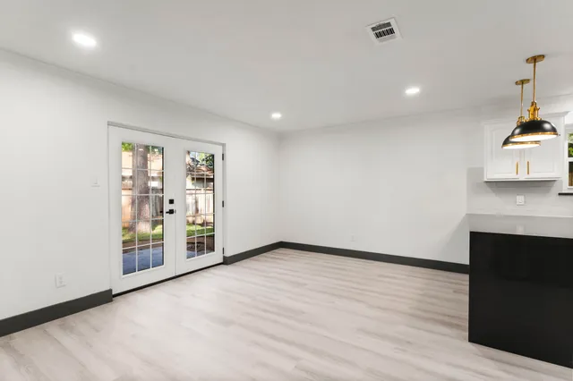 $2,500 | 26 East Woodtimber Court, Spring, TX 77381