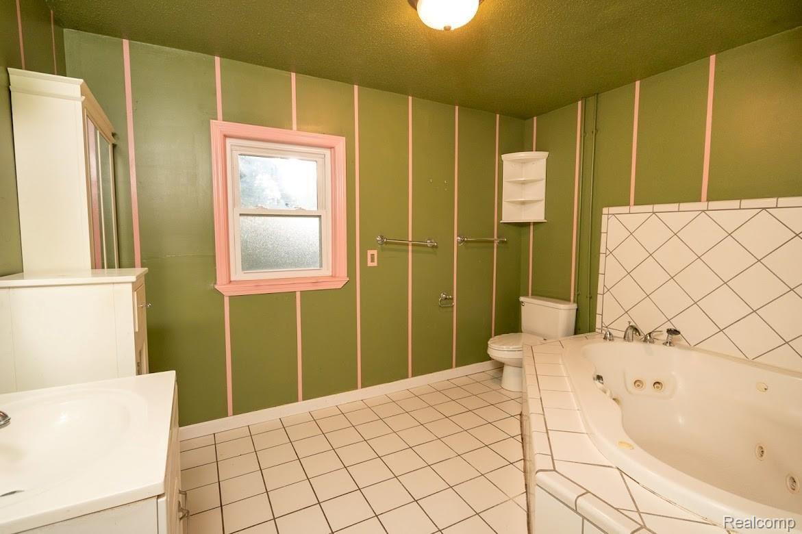 17725 Savage Road Belleville, MI 48111 - Photo 13 of 20 17725 savage master bathroom.jpg