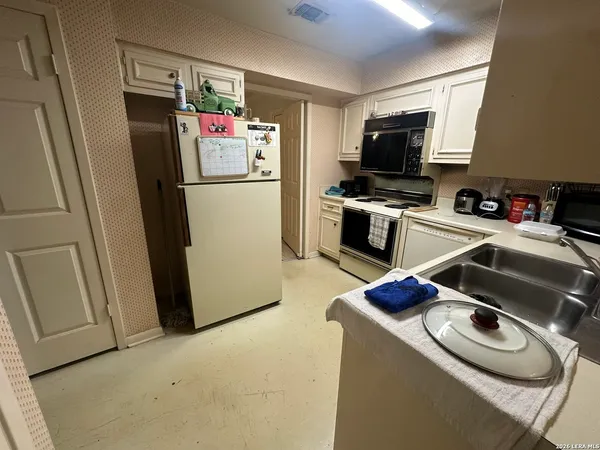 $1,300 | 8415 Fredericksburg Road, Unit 402, San Antonio, TX 78229