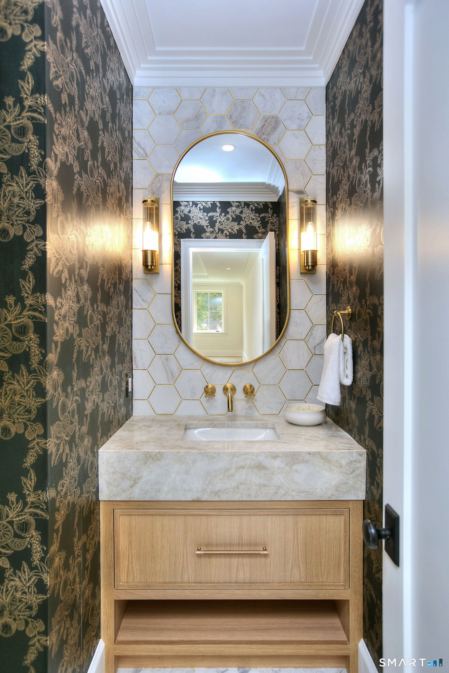 48 Kettle Creek Road Weston, CT 06883 - Photo 16 of 40 a bathroom with a sink and a mirror