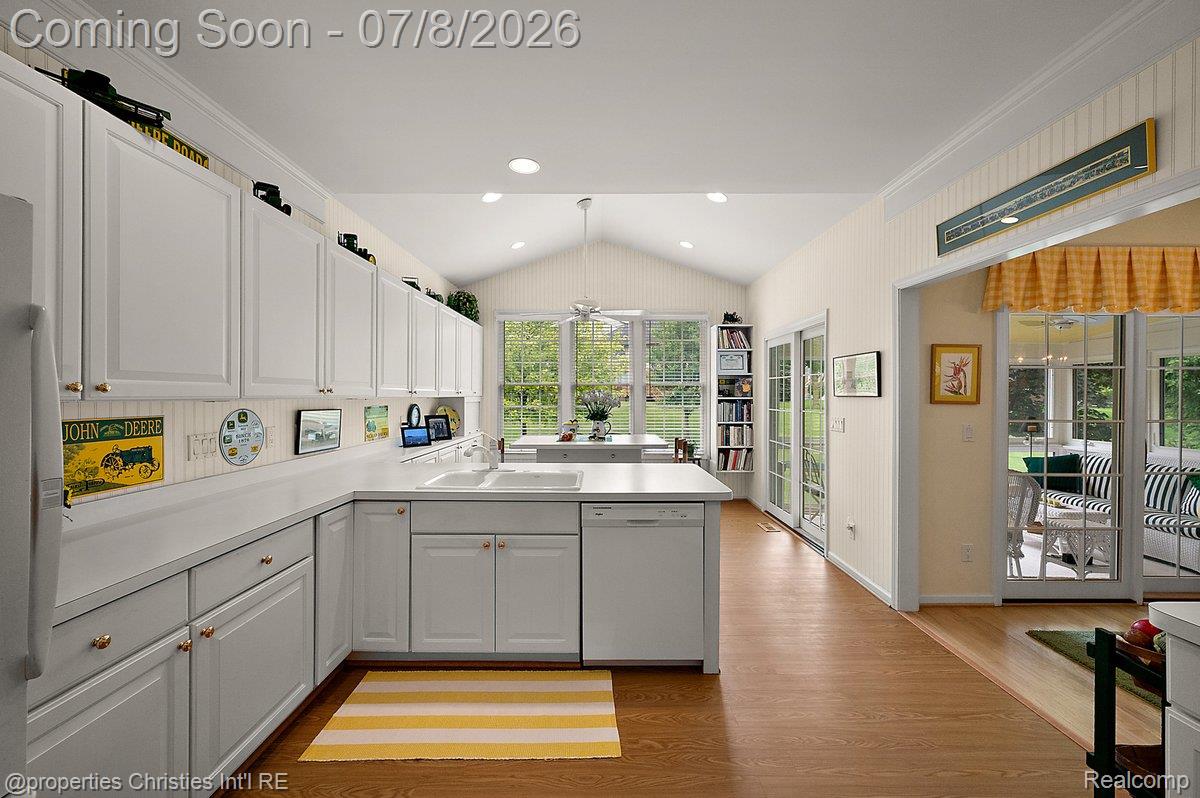 1946 Dunham Drive Rochester, MI 48306 - Photo 14 of 38 Bright open kitchen - perfect for morning coffee or gatherings