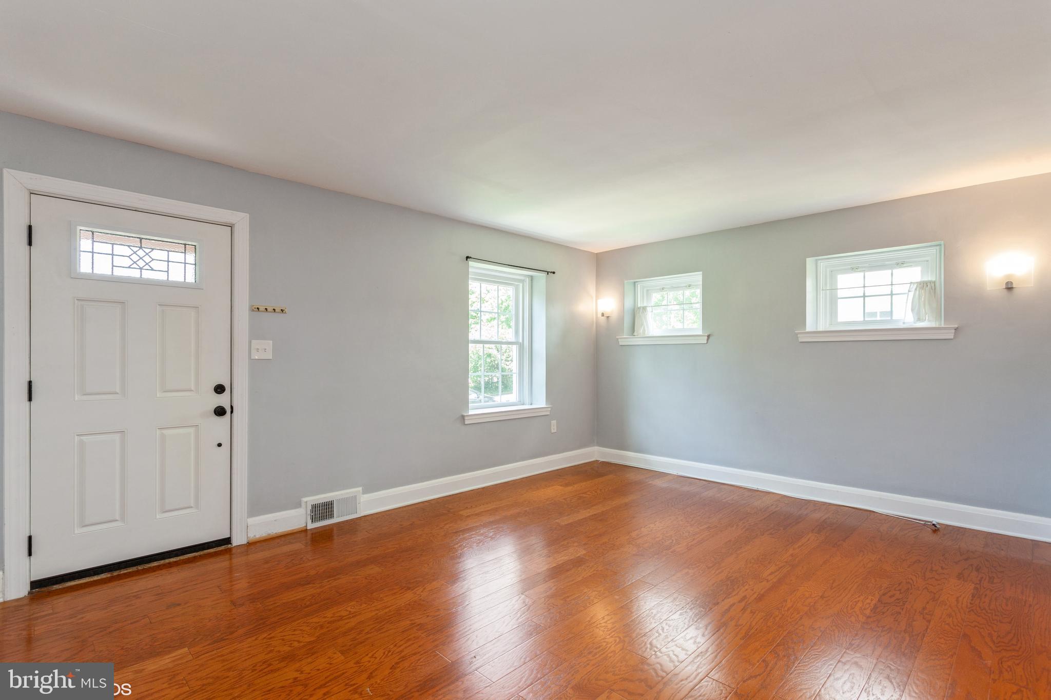 5111 Underwood Road Baltimore, MD 21212 - Photo 4 of 33 LIving room