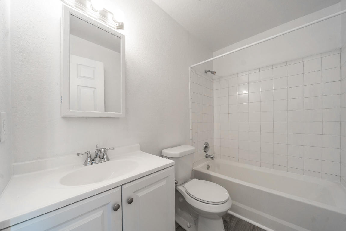 507 Northwest 3rd Street Delray Beach, FL 33444 - Photo 20 of 30 a bathroom with a sink a toilet and a bathtub