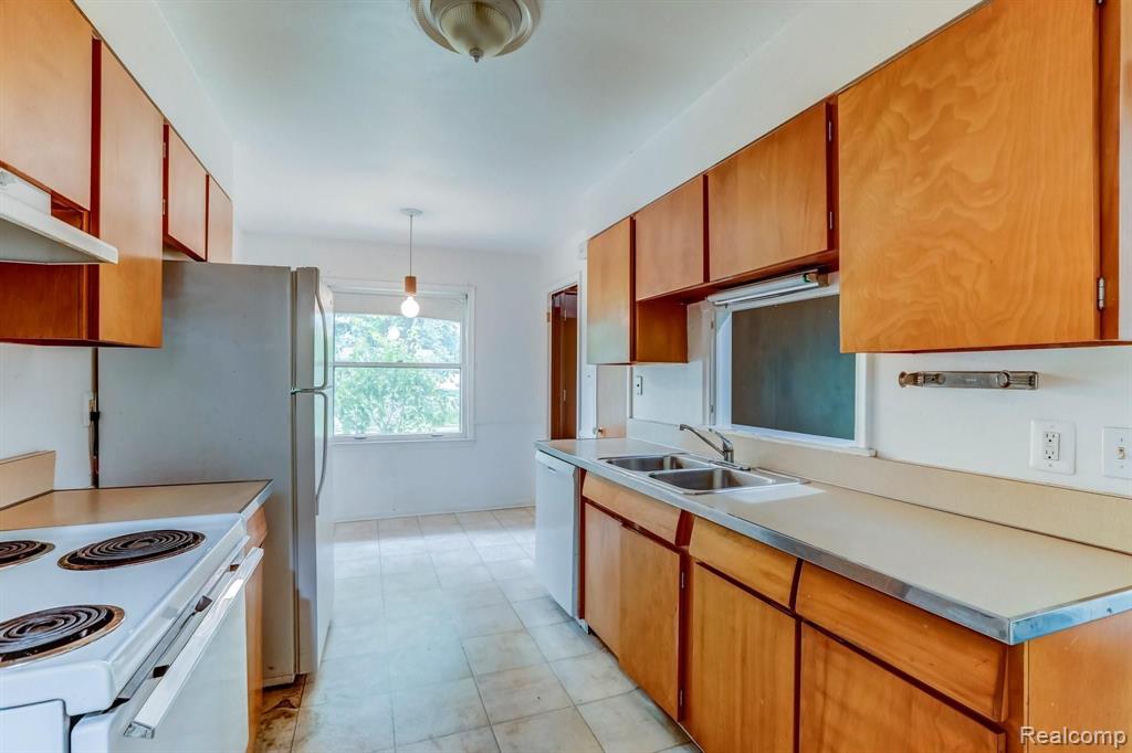 29531 Fall River Road Southfield, MI 48076 - Photo 8 of 25