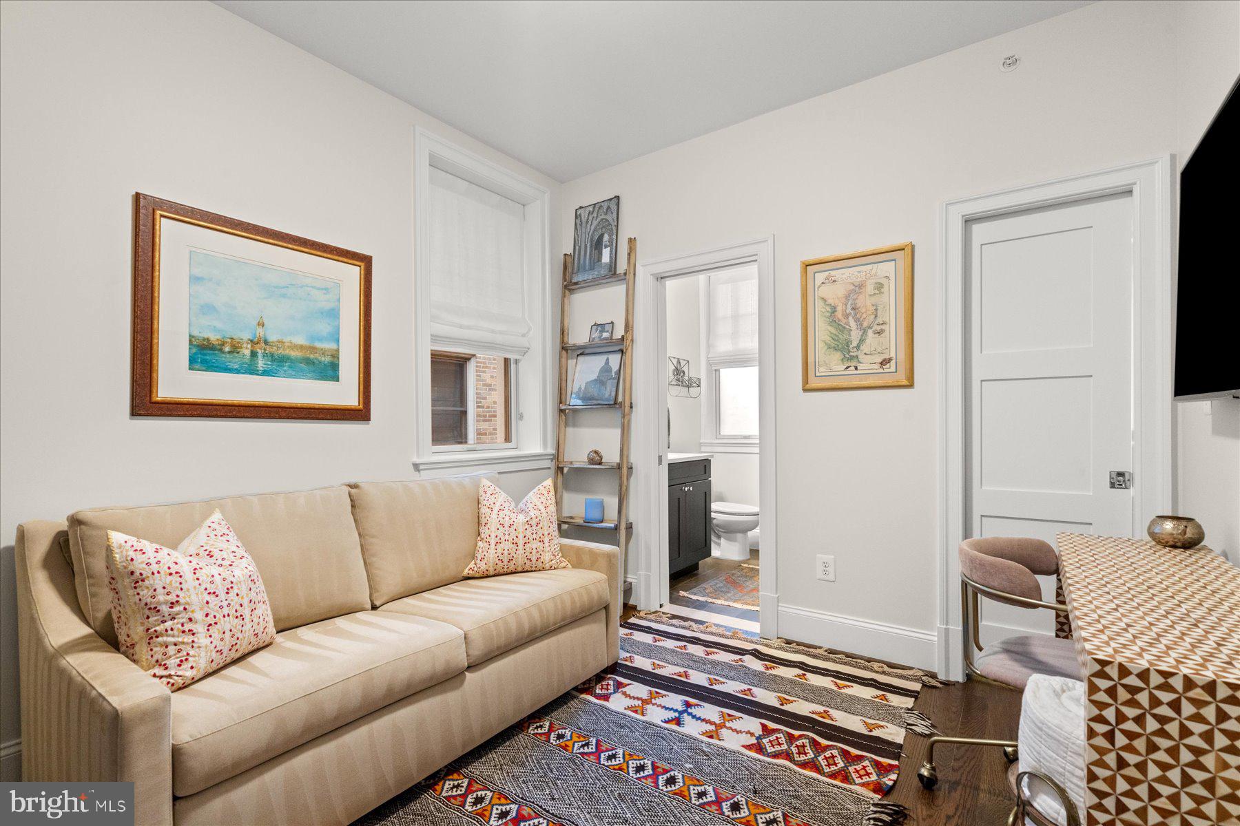 2014 Kalorama Road Northwest, Unit 7 Washington, DC 20009 - Photo 20 of 23 First-level bedroom with en suite full bathroom