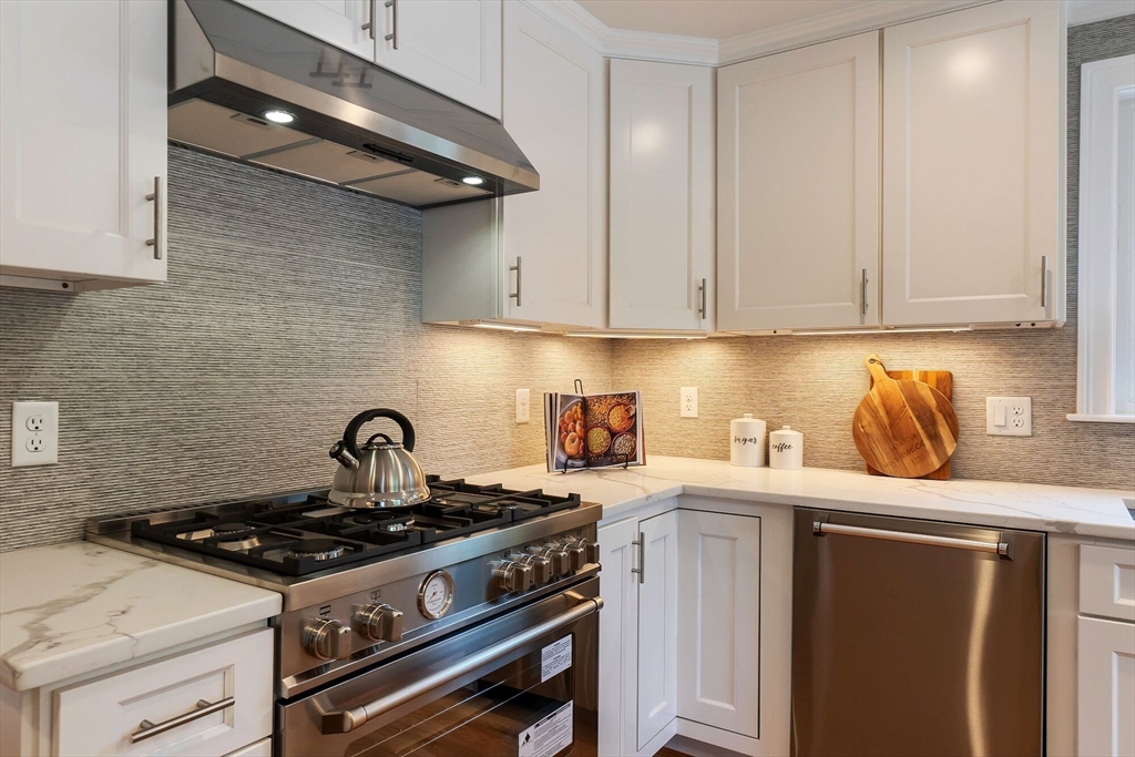 269 Dale Street, Unit 1 Waltham, MA 02451 - Photo 10 of 42 a kitchen with a stove and a cabinets