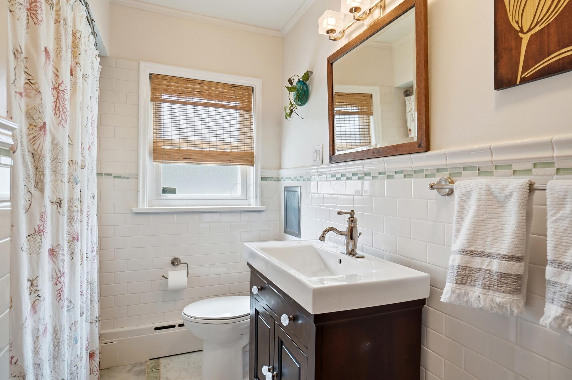 622 East Beaumont Road Columbus, OH 43214 - Photo 28 of 56 Full Bath