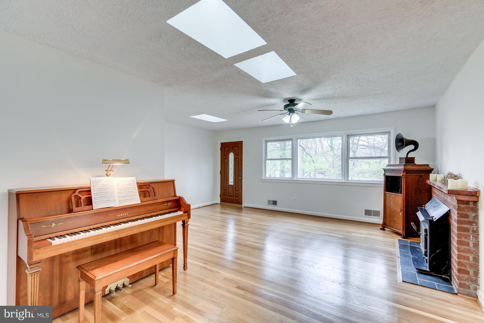 440 Beulah Road Vienna, VA 22180 - Photo 3 of 28 Living Room Drenched in light
