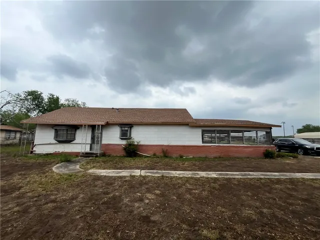 a view of a house with a yard