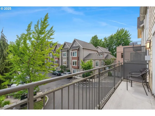 a view of a house with backyard and tree