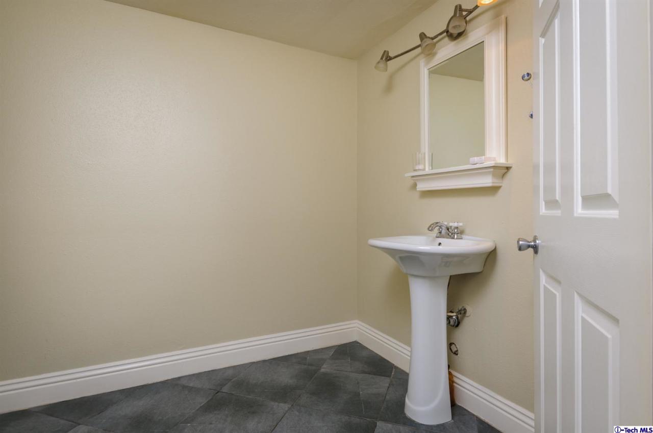 9761 Samoa Avenue Tujunga, CA 91042 - Photo 6 of 34 Additional Photo