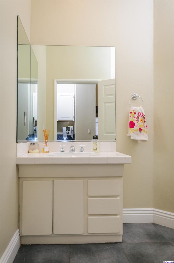9761 Samoa Avenue Tujunga, CA 91042 - Photo 10 of 34 Additional Photo