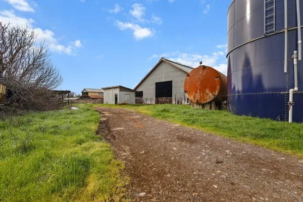 a view of a house with backyard and garden