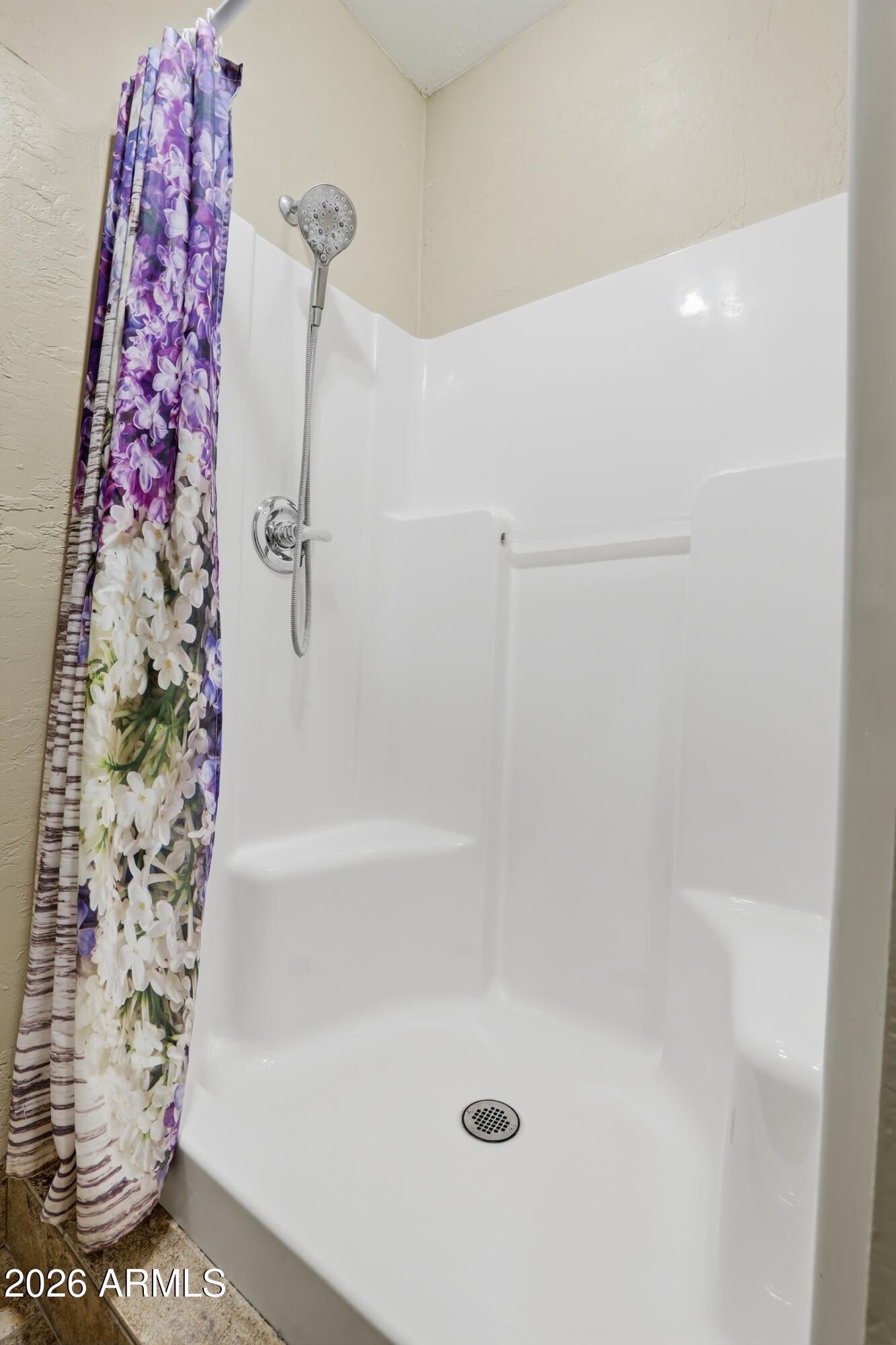 228 Windmill Road Payson, AZ 85541 - Photo 34 of 42 a bathroom with a bath tub