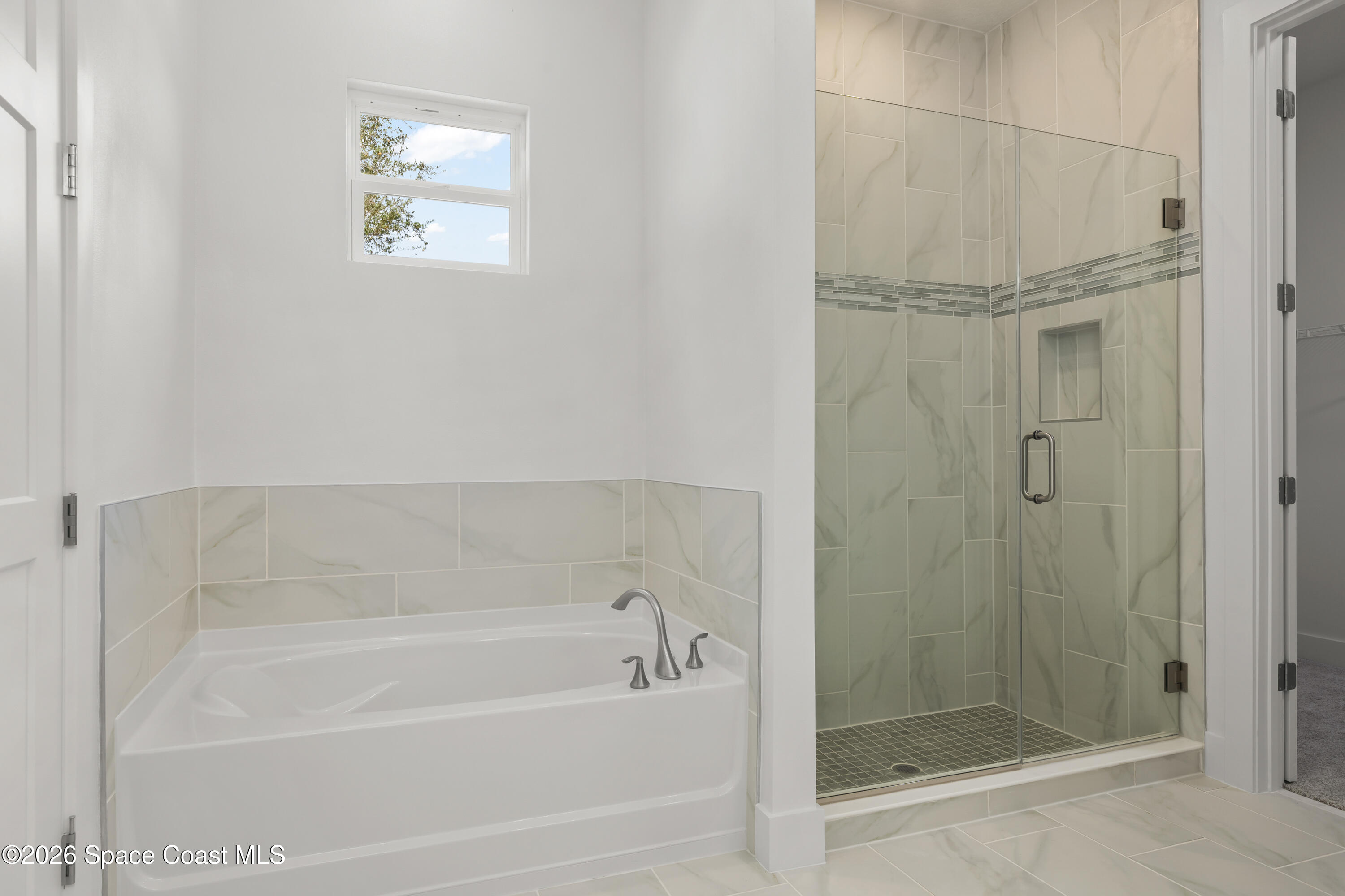 655 Vine Street Melbourne, FL 32904 - Photo 22 of 33 a bathroom with a bathtub