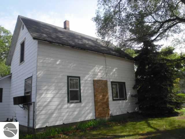 326 Garfield Road Traverse City, MI 49696 - Photo 4 of 14 1707352-3.JPG