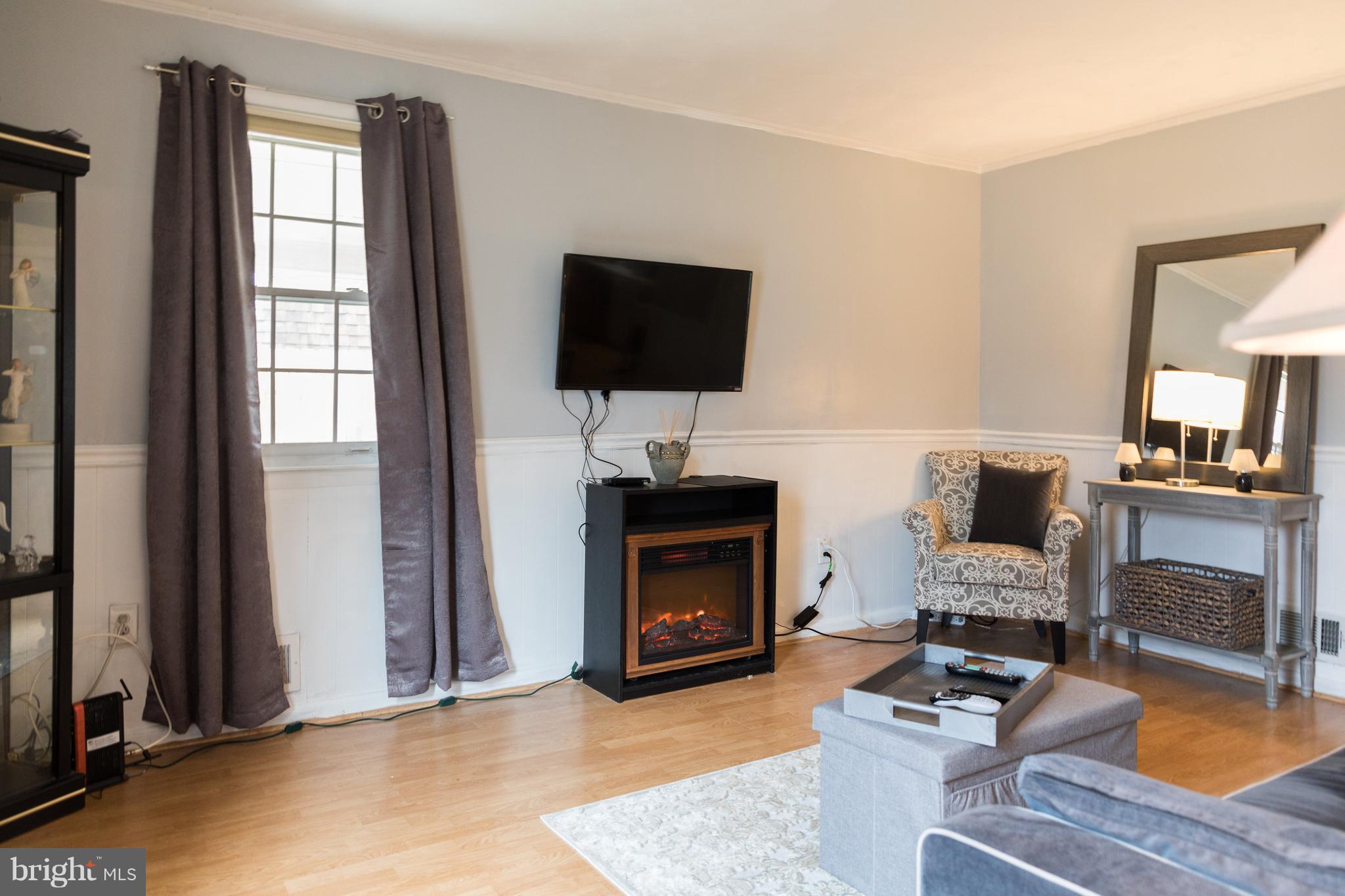 16022 Jerald Road Laurel, MD 20707 - Photo 5 of 19 Comfortable family room off the kitchen!