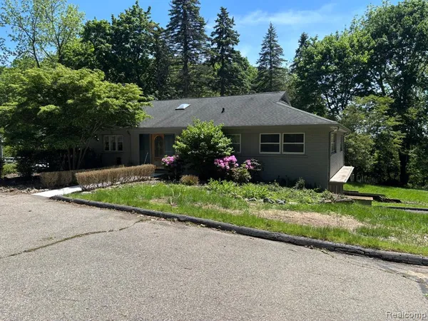 $2,950 | 1918 Sherwood Glen, Bloomfield Hills, MI 48302