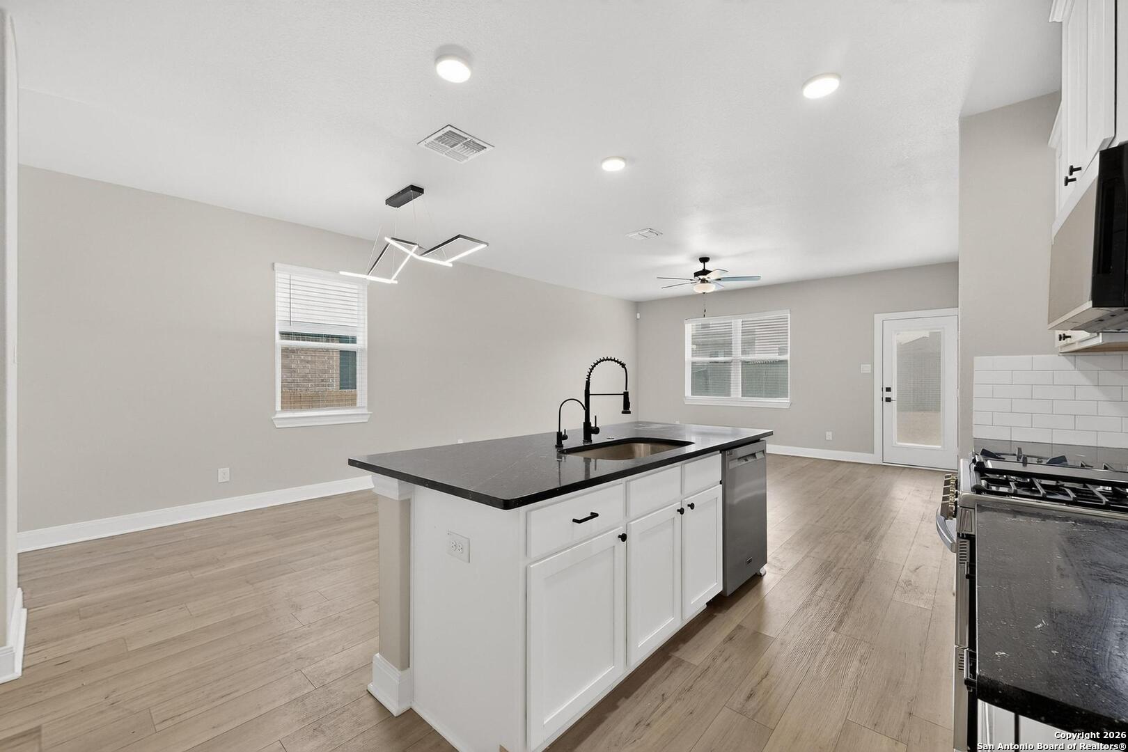 9222 Espadrille Run Converse, TX 78109 - Photo 14 of 34