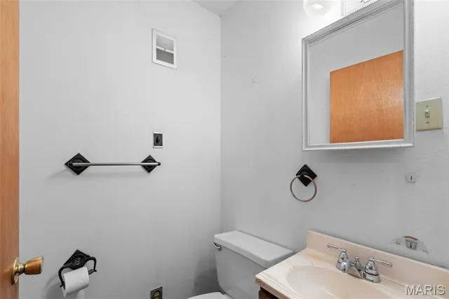 $275,000 | 2438 Annalee Avenue, Brentwood, MO 63144