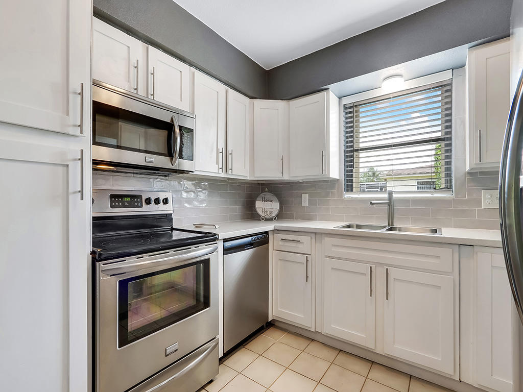 4611 Addison Street Boca Raton, FL 33428 - Photo 9 of 38 4611 Addison St - Kitchen