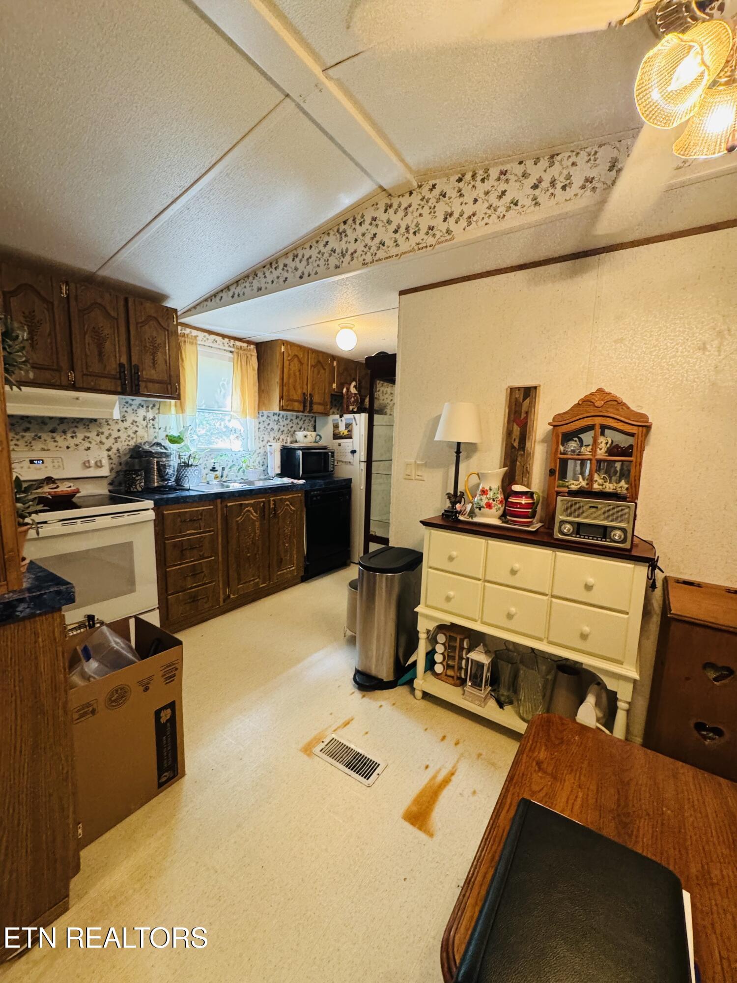 9923 Old Chestnut Ridge Road Heiskell, TN 37754 - Photo 5 of 18 FullSizeRender